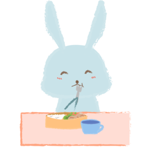 お弁当を食べる子ウサギ